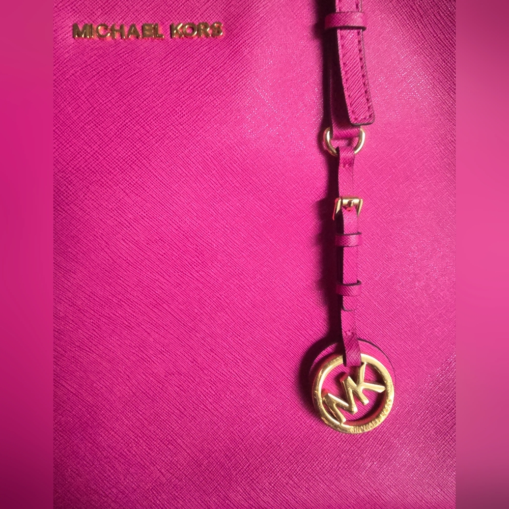 Michael Kors Jet Set Large Tote Saffiano Leather Top Zip - Raspberry - Gold Logo - Picture 9 of 9